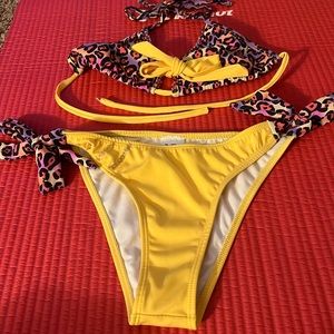 Cute yellow bikini!
